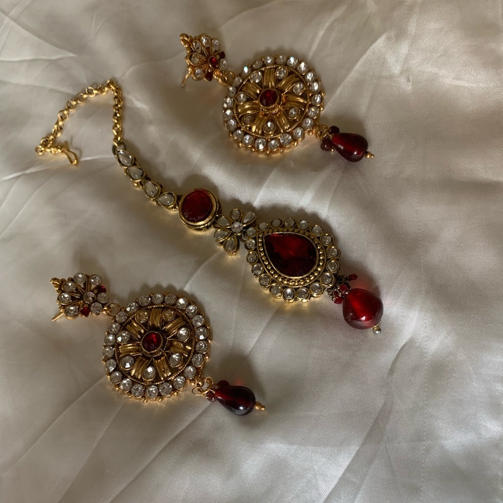 Pakistani/Indian earrings and bindya